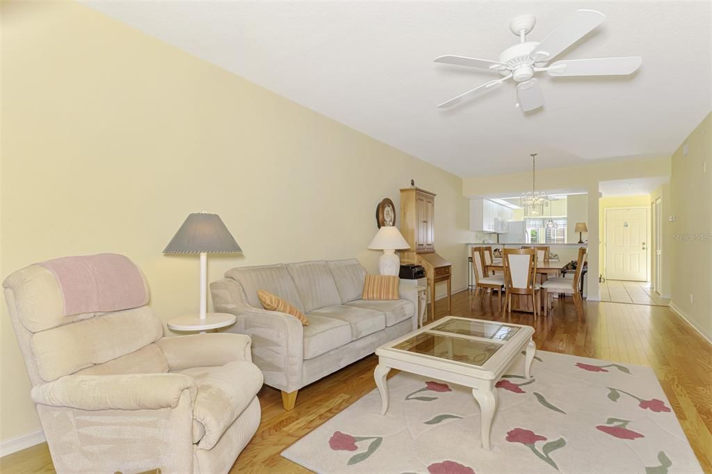 待售: $209,000 (2 贝兹, 2 浴室, 1176 平方英尺)