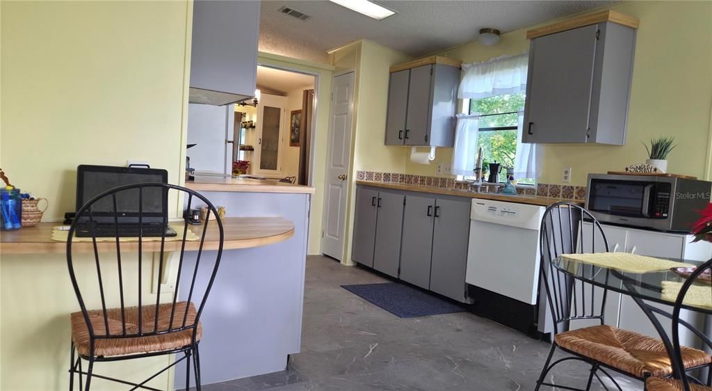 For Sale: $184,900 (2 beds, 2 baths, 1428 Square Feet)