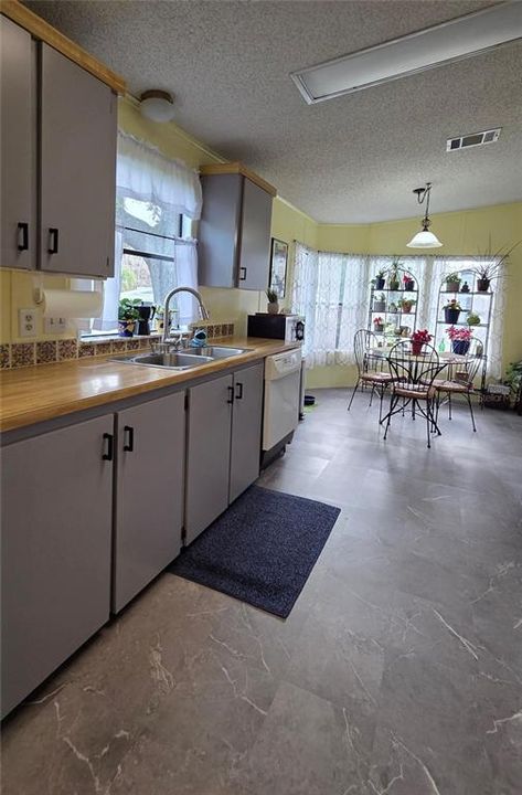 For Sale: $184,900 (2 beds, 2 baths, 1428 Square Feet)