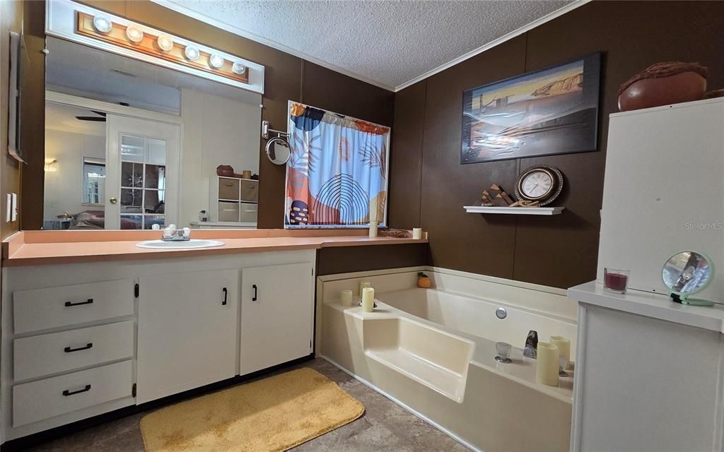 For Sale: $184,900 (2 beds, 2 baths, 1428 Square Feet)