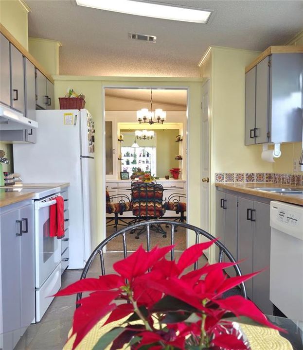 For Sale: $184,900 (2 beds, 2 baths, 1428 Square Feet)