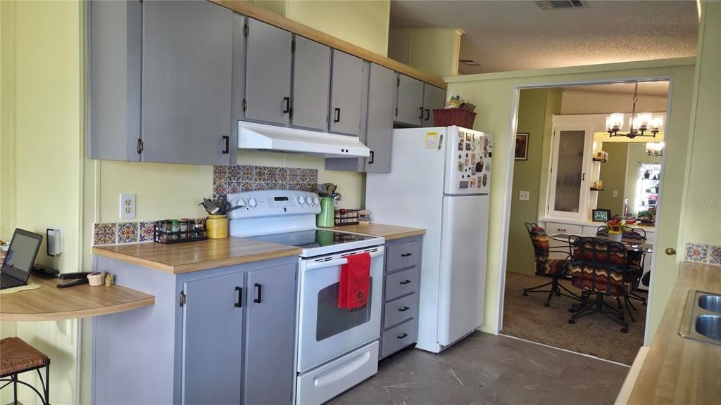 For Sale: $184,900 (2 beds, 2 baths, 1428 Square Feet)