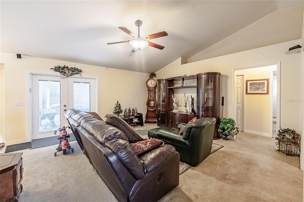 For Sale: $315,000 (3 beds, 2 baths, 1611 Square Feet)