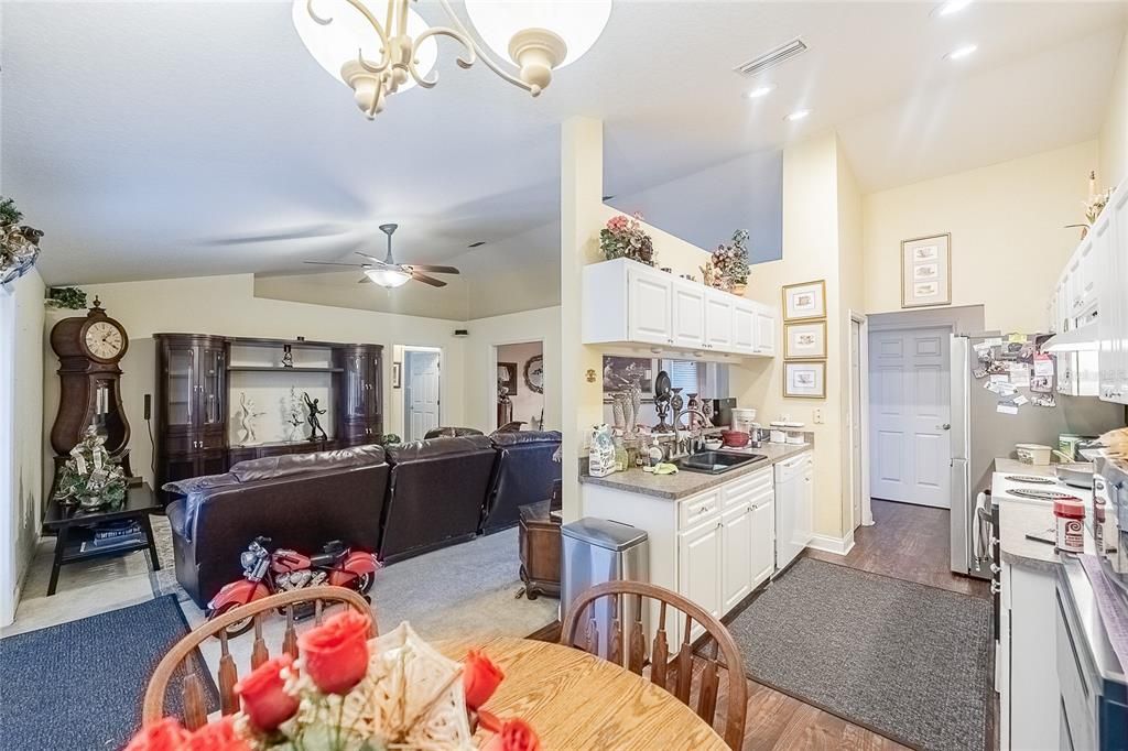 For Sale: $315,000 (3 beds, 2 baths, 1611 Square Feet)