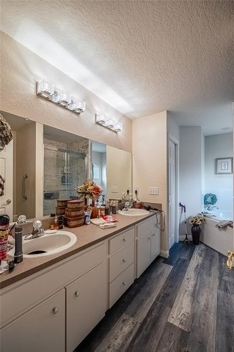 For Sale: $315,000 (3 beds, 2 baths, 1611 Square Feet)