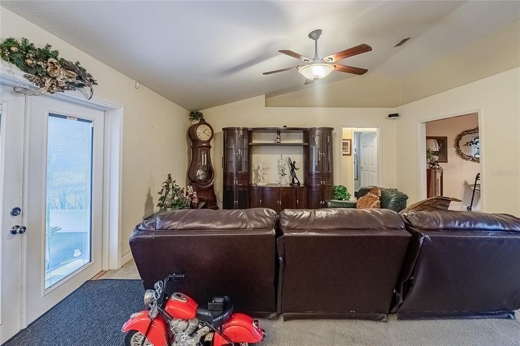 For Sale: $315,000 (3 beds, 2 baths, 1611 Square Feet)