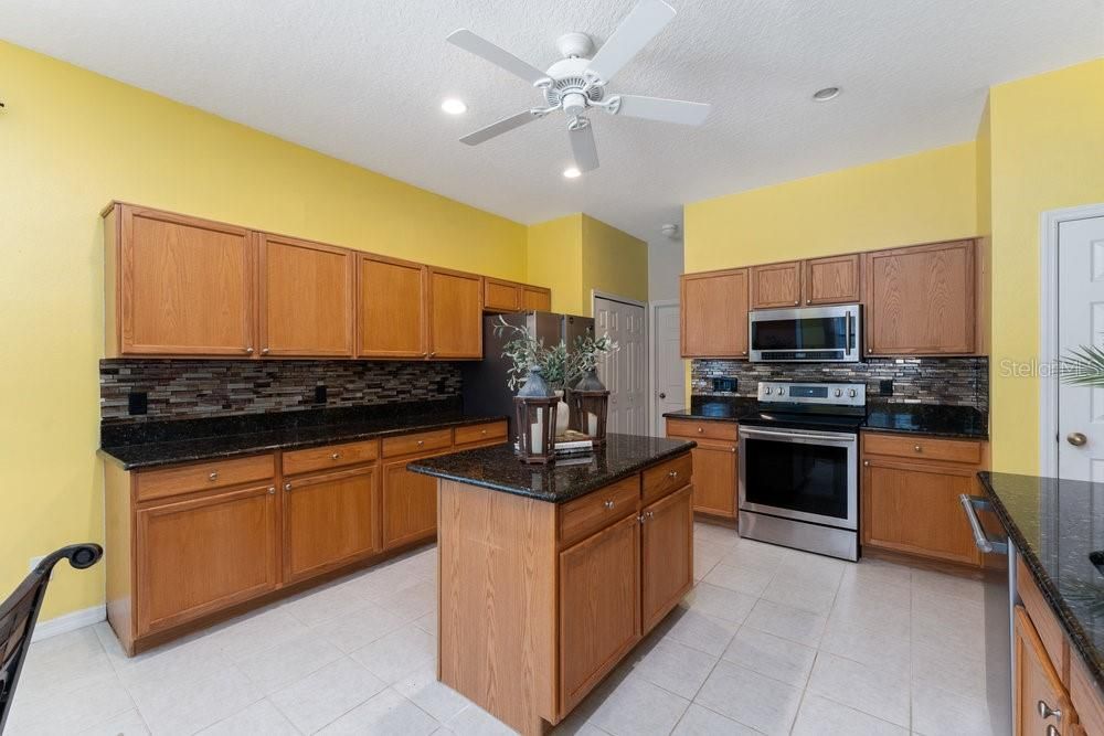 For Sale: $665,000 (5 beds, 4 baths, 4094 Square Feet)