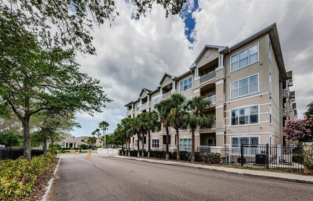 For Sale: $150,000 (1 beds, 1 baths, 660 Square Feet)