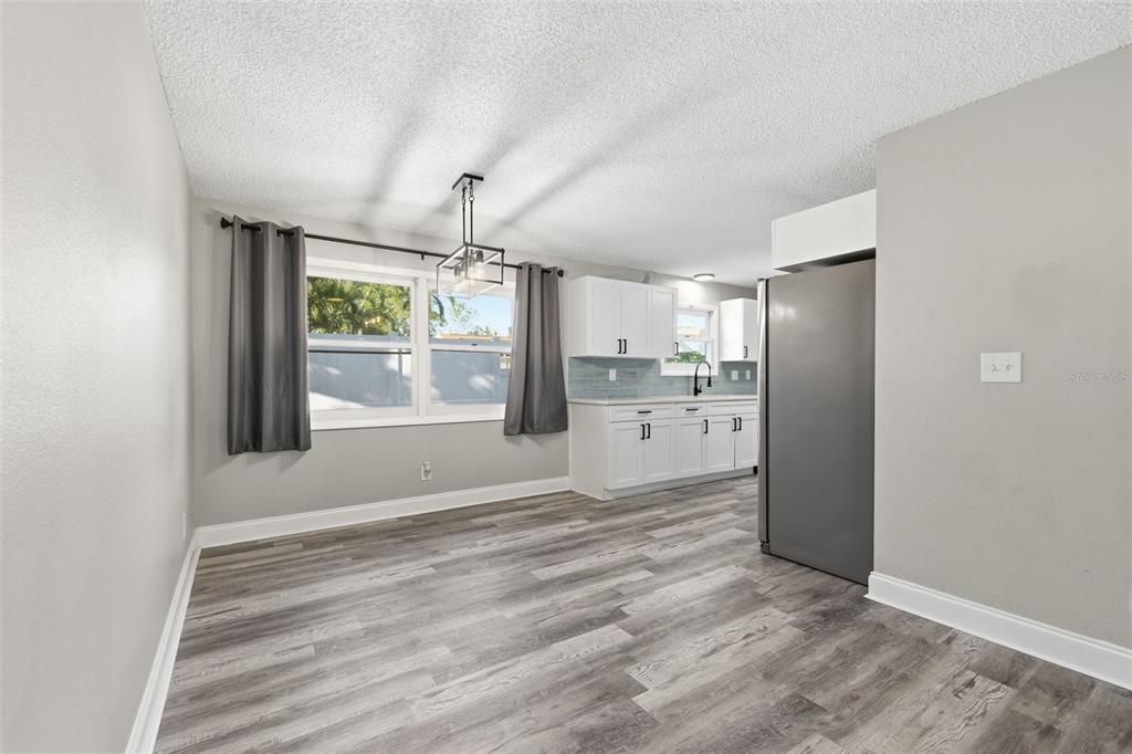 На продажу: $590,000 (3 спален, 2 ванн, 1404 Квадратных фут)