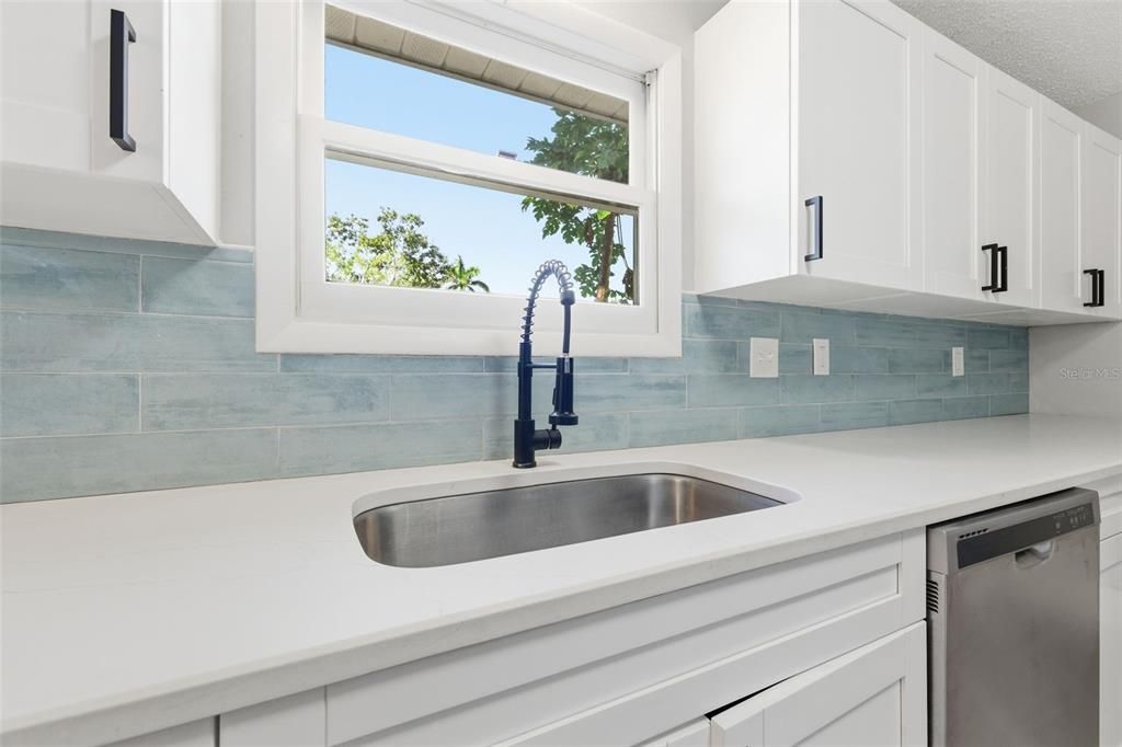 На продажу: $590,000 (3 спален, 2 ванн, 1404 Квадратных фут)