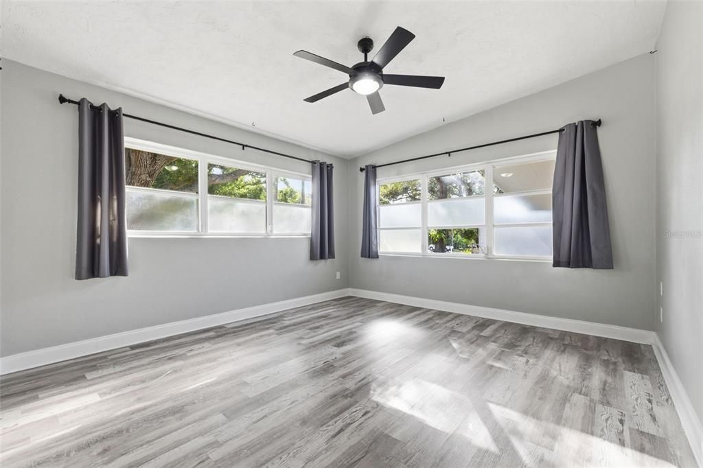 На продажу: $590,000 (3 спален, 2 ванн, 1404 Квадратных фут)