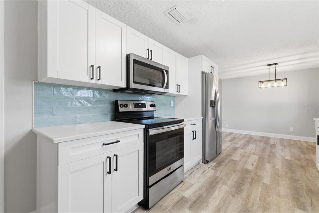 На продажу: $590,000 (3 спален, 2 ванн, 1404 Квадратных фут)