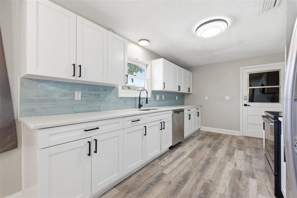 На продажу: $590,000 (3 спален, 2 ванн, 1404 Квадратных фут)