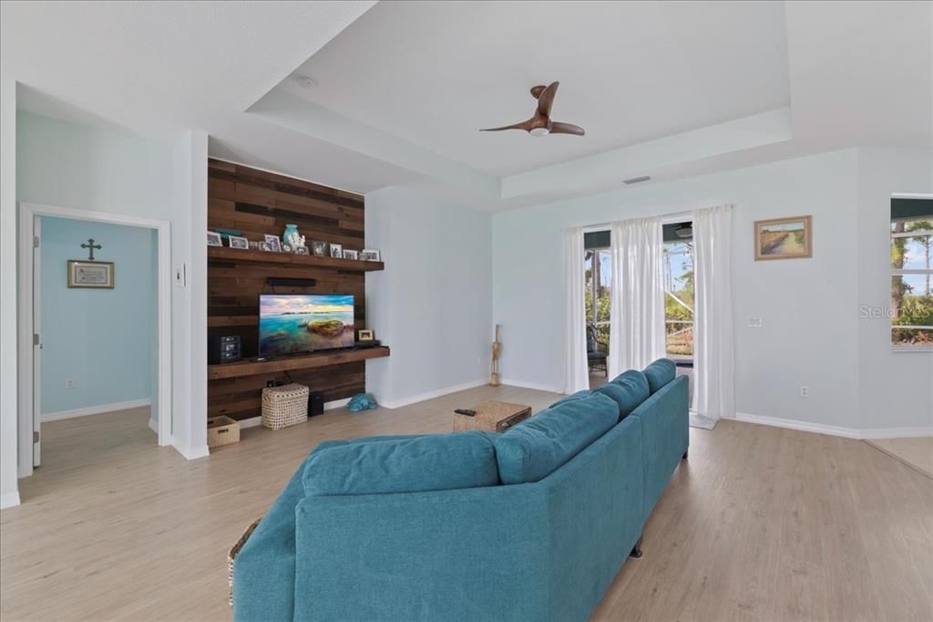 For Sale: $400,000 (3 beds, 2 baths, 2032 Square Feet)