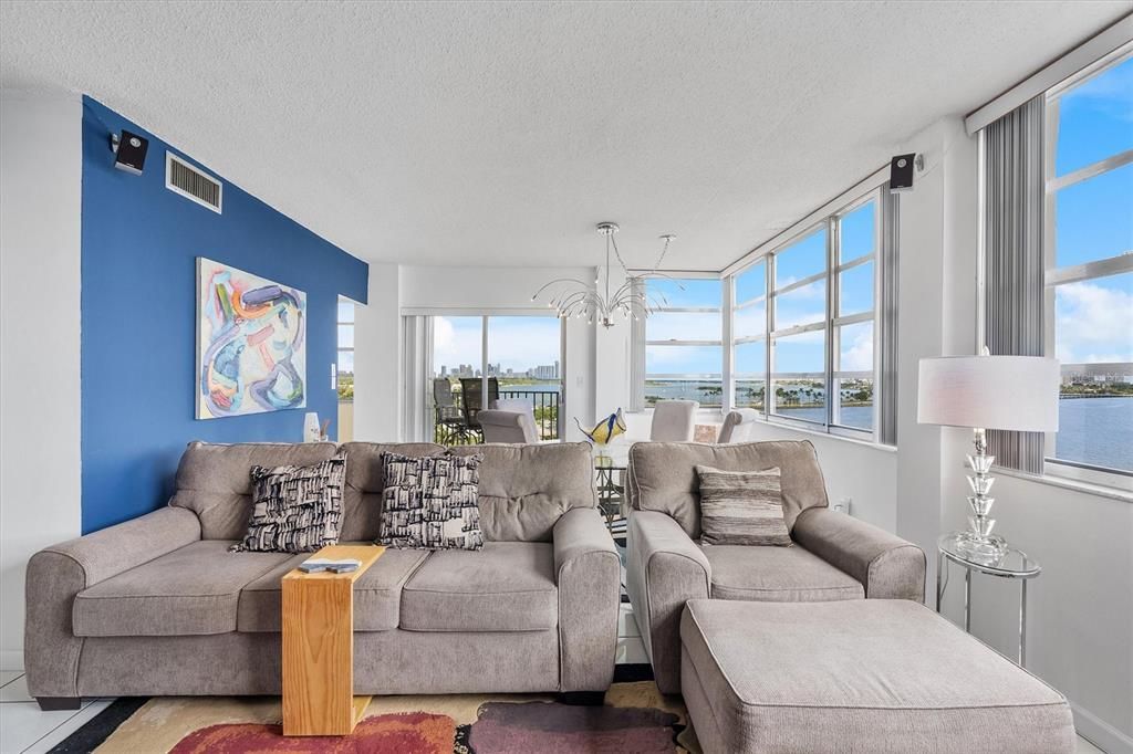 待售: $415,000 (2 贝兹, 2 浴室, 1165 平方英尺)