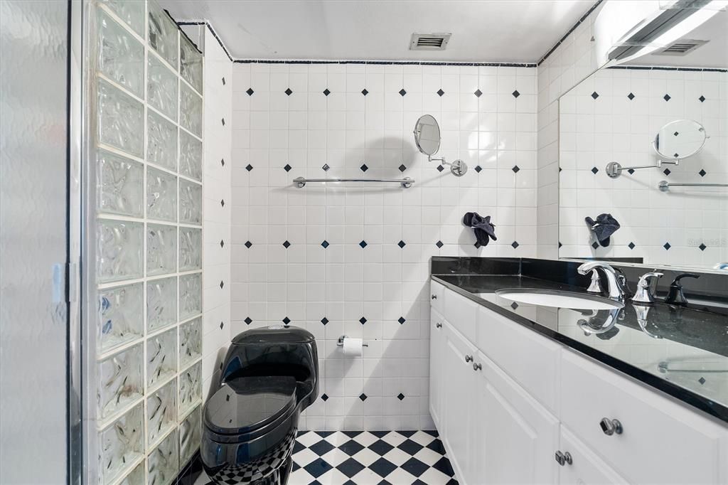 待售: $415,000 (2 贝兹, 2 浴室, 1165 平方英尺)