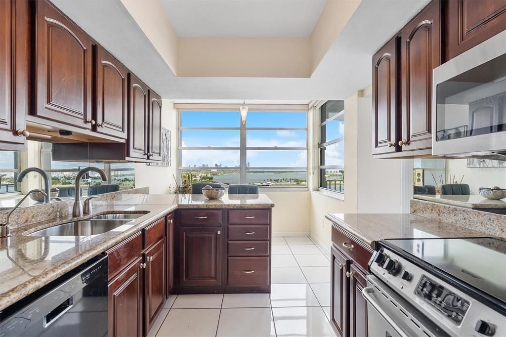 待售: $415,000 (2 贝兹, 2 浴室, 1165 平方英尺)