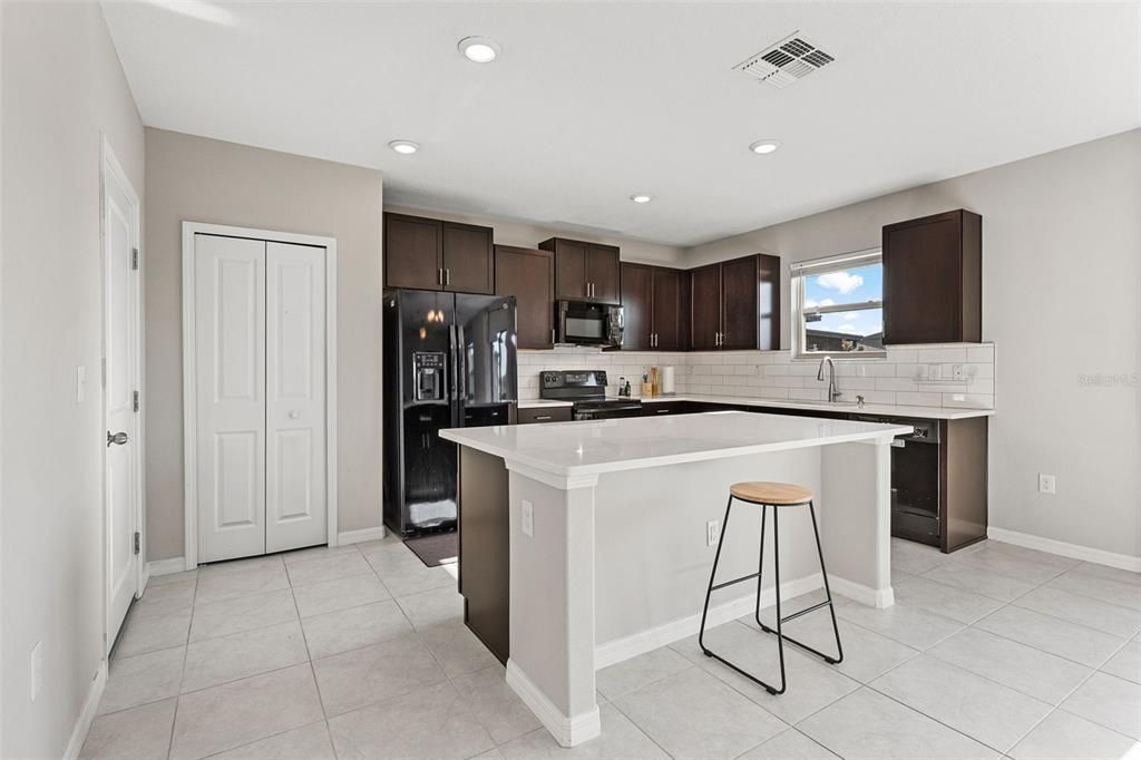 En Venta: $420,000 (4 camas, 2 baños, 2655 Pies cuadrados)