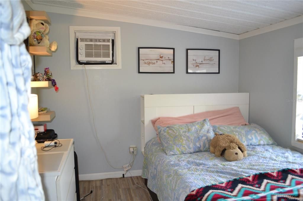 For Sale: $220,000 (5 beds, 1 baths, 1750 Square Feet)