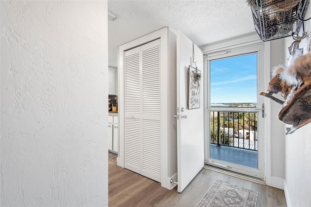 For Sale: $299,999 (2 beds, 2 baths, 873 Square Feet)