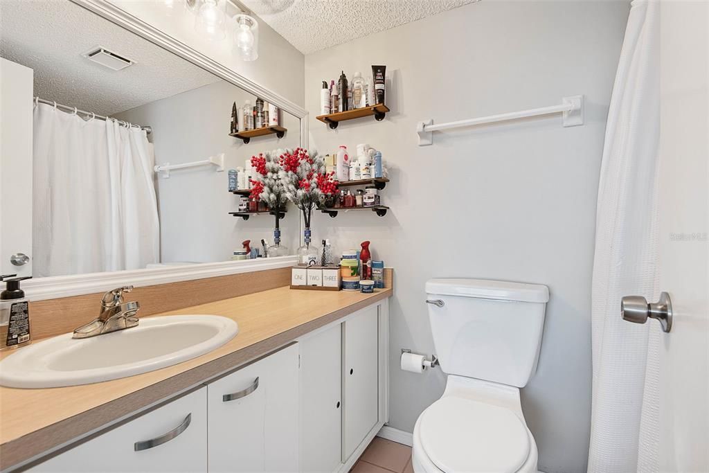 For Sale: $299,999 (2 beds, 2 baths, 873 Square Feet)