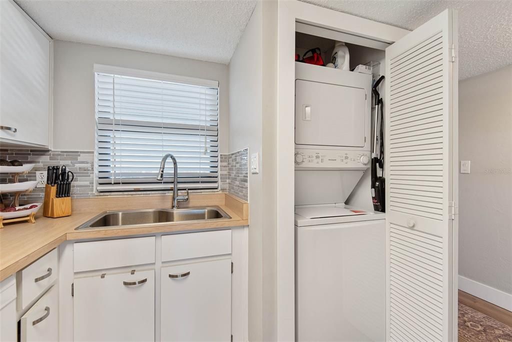 For Sale: $299,999 (2 beds, 2 baths, 873 Square Feet)