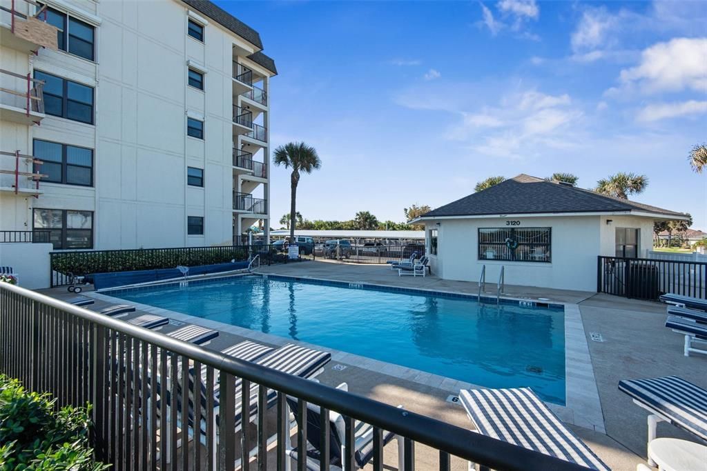 For Sale: $299,999 (2 beds, 2 baths, 873 Square Feet)