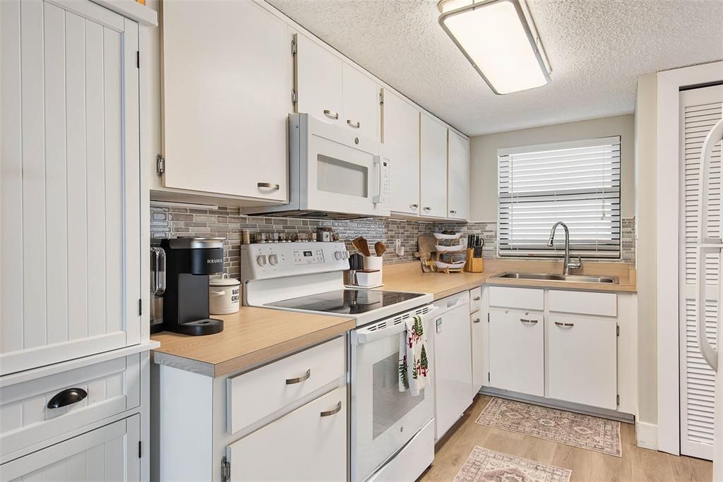 For Sale: $299,999 (2 beds, 2 baths, 873 Square Feet)