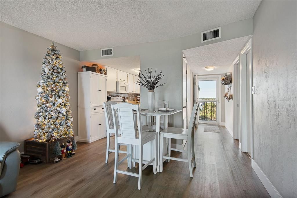 For Sale: $299,999 (2 beds, 2 baths, 873 Square Feet)