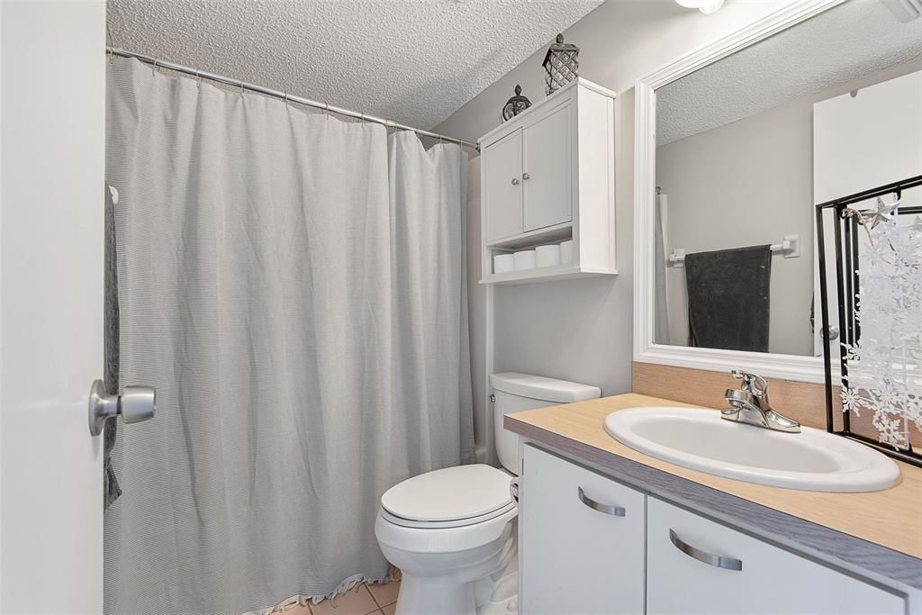 For Sale: $299,999 (2 beds, 2 baths, 873 Square Feet)