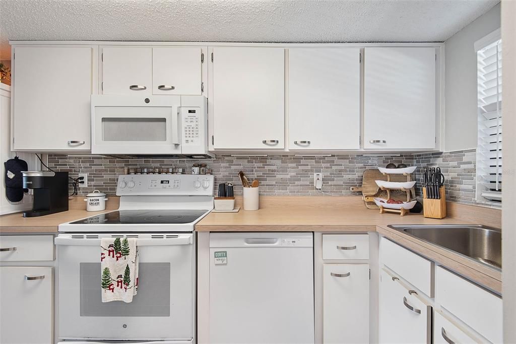 For Sale: $299,999 (2 beds, 2 baths, 873 Square Feet)