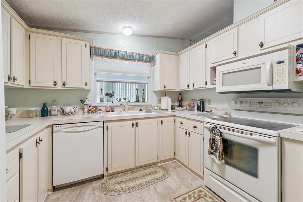 For Sale: $140,000 (2 beds, 2 baths, 1144 Square Feet)