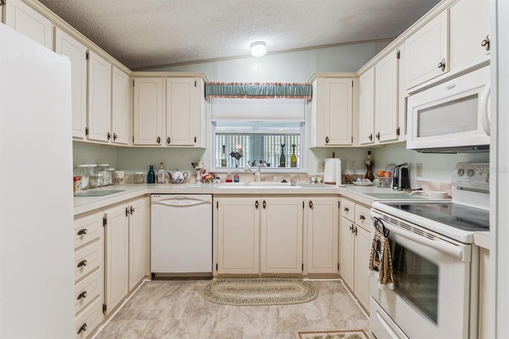 For Sale: $140,000 (2 beds, 2 baths, 1144 Square Feet)