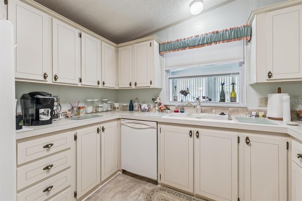 For Sale: $140,000 (2 beds, 2 baths, 1144 Square Feet)