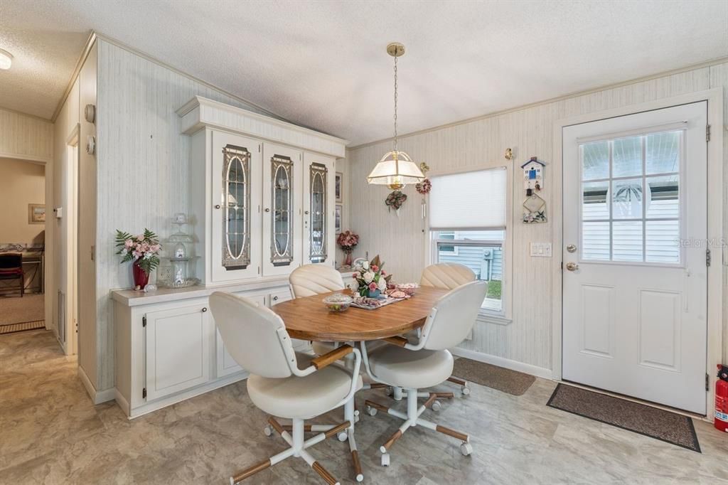 For Sale: $140,000 (2 beds, 2 baths, 1144 Square Feet)