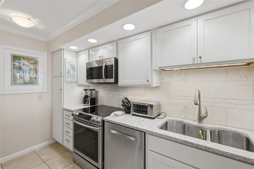 待售: $749,500 (2 贝兹, 2 浴室, 933 平方英尺)