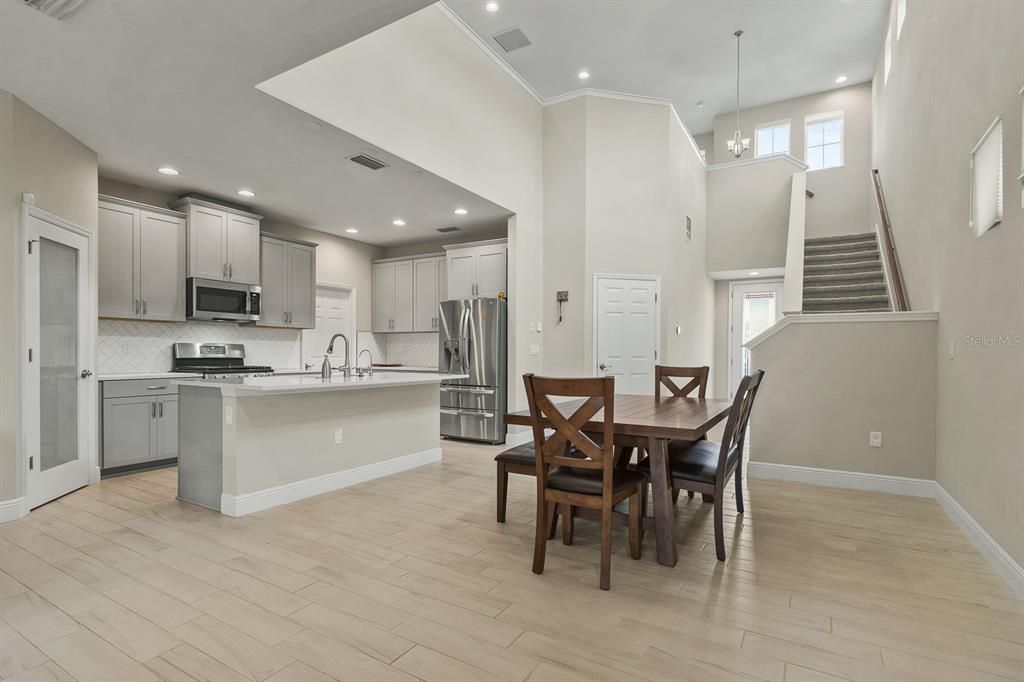 待售: $529,999 (4 贝兹, 2 浴室, 2427 平方英尺)