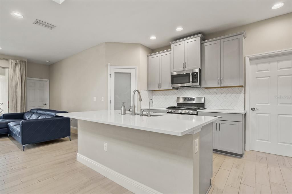 待售: $529,999 (4 贝兹, 2 浴室, 2427 平方英尺)