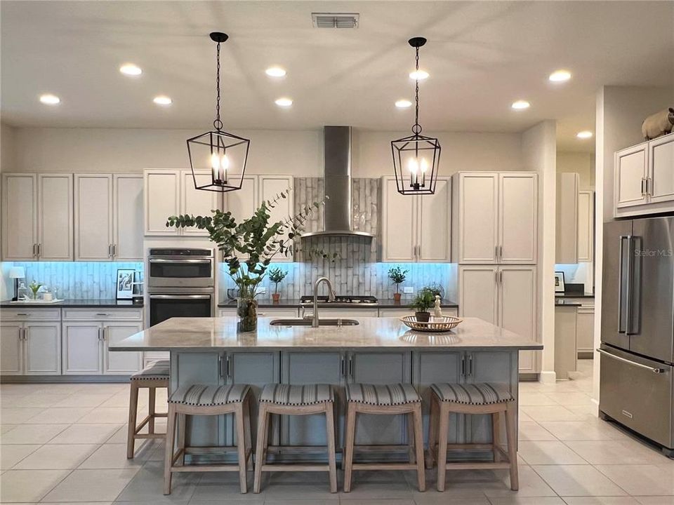 En Venta: $549,900 (2 camas, 2 baños, 2258 Pies cuadrados)