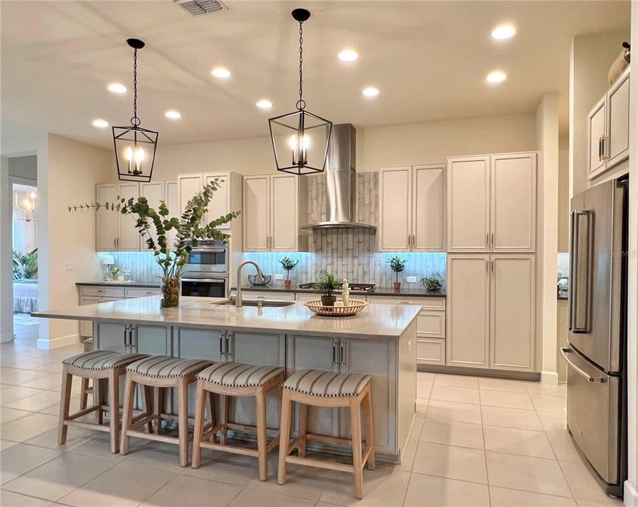 En Venta: $549,900 (2 camas, 2 baños, 2258 Pies cuadrados)