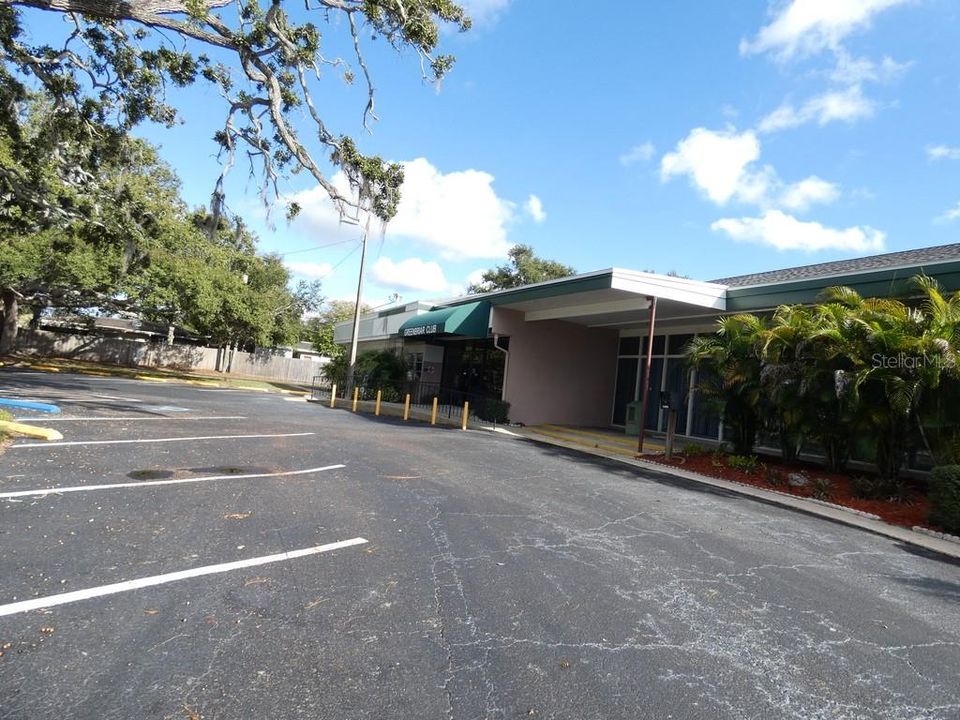 For Sale: $69,900 (1 beds, 1 baths, 605 Square Feet)