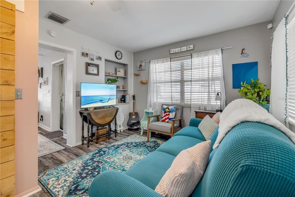 For Sale: $475,000 (2 beds, 1 baths, 1016 Square Feet)