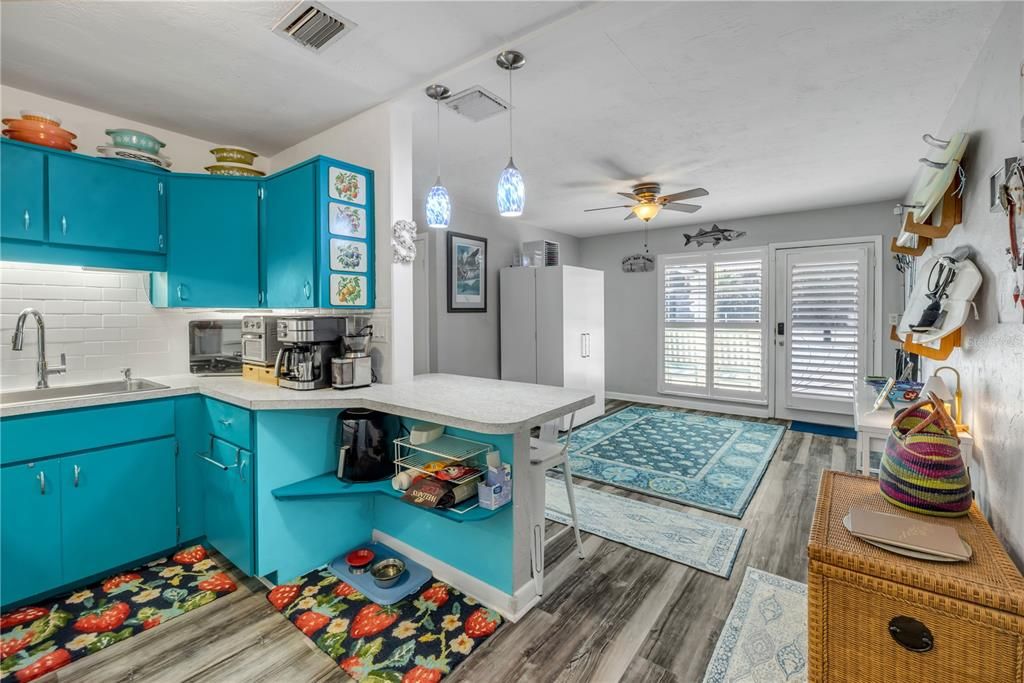For Sale: $475,000 (2 beds, 1 baths, 1016 Square Feet)
