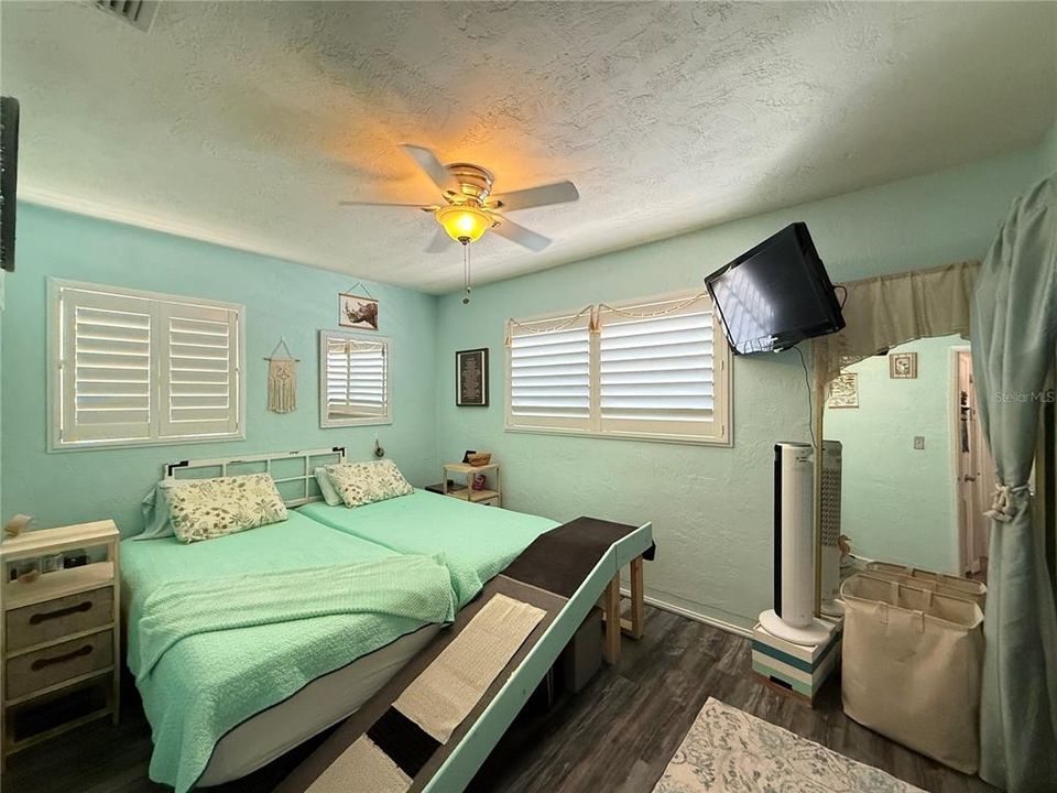 For Sale: $475,000 (2 beds, 1 baths, 1016 Square Feet)