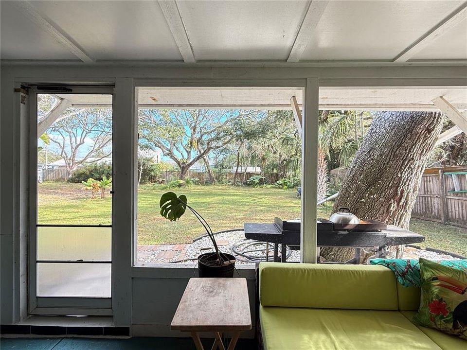 For Sale: $475,000 (2 beds, 1 baths, 1016 Square Feet)