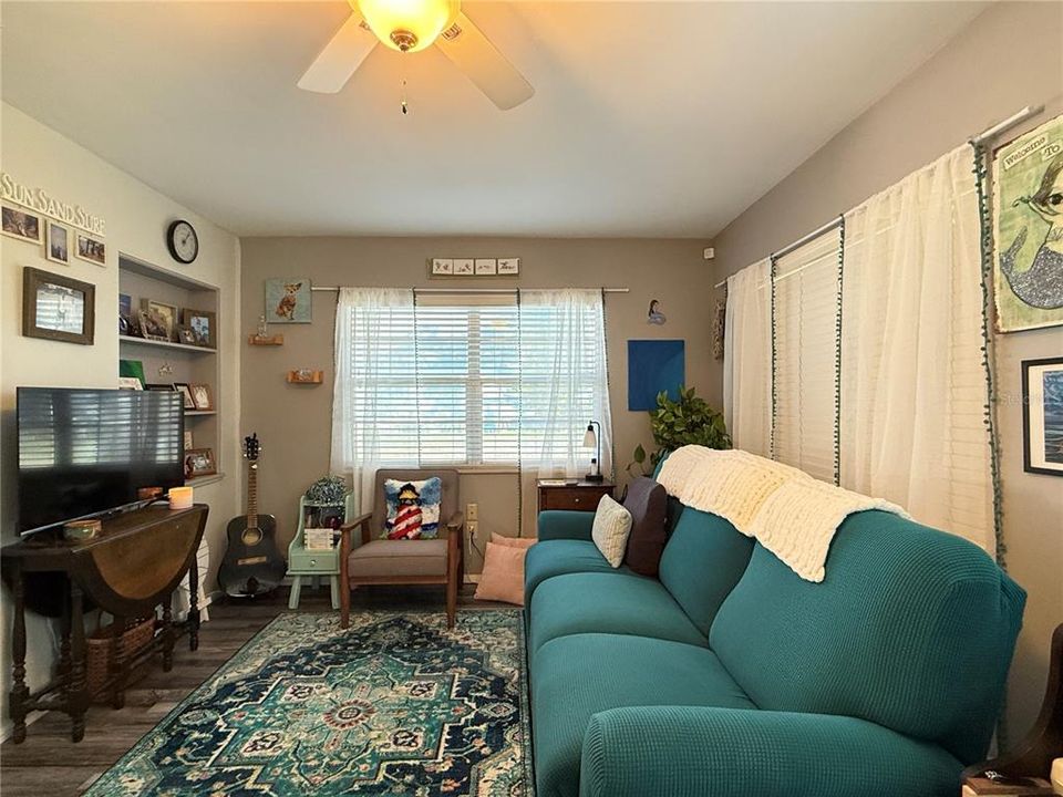 For Sale: $475,000 (2 beds, 1 baths, 1016 Square Feet)