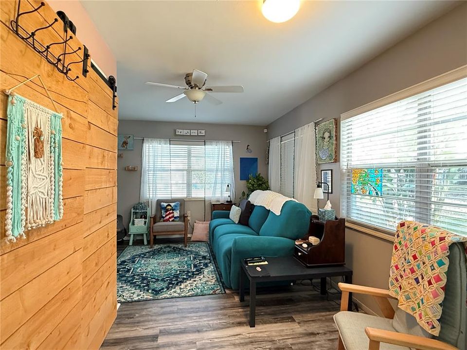 For Sale: $475,000 (2 beds, 1 baths, 1016 Square Feet)