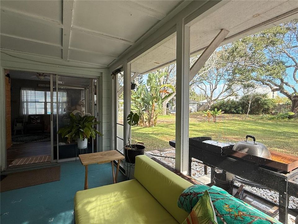 For Sale: $475,000 (2 beds, 1 baths, 1016 Square Feet)