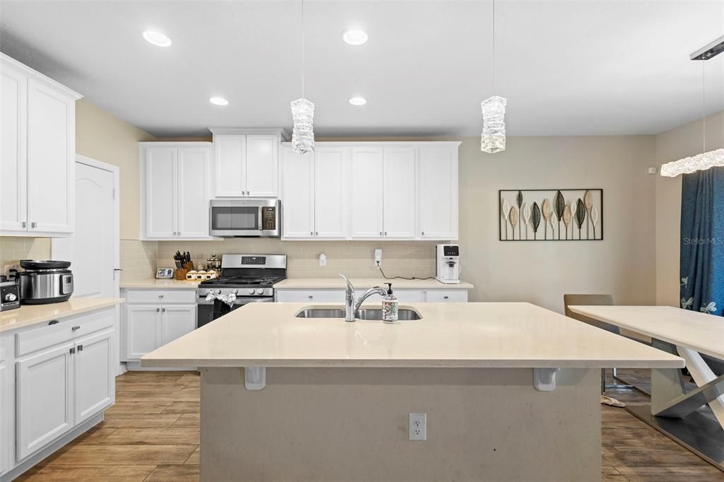 En Venta: $563,000 (3 camas, 3 baños, 2419 Pies cuadrados)