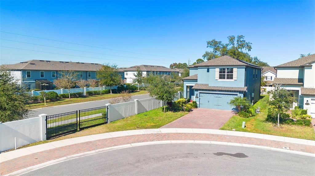 En Venta: $563,000 (3 camas, 3 baños, 2419 Pies cuadrados)